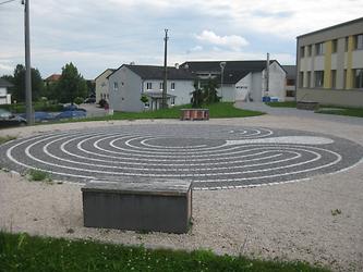 Labyrinth Baltisches Rad vor Neuer Heimat-Wohnanlage