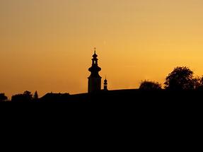 Kirche bei Sonnenuntergang