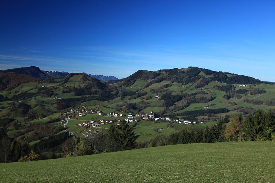 Blick über Anthofberg und Glasenberg auf die Ennstaler Berge