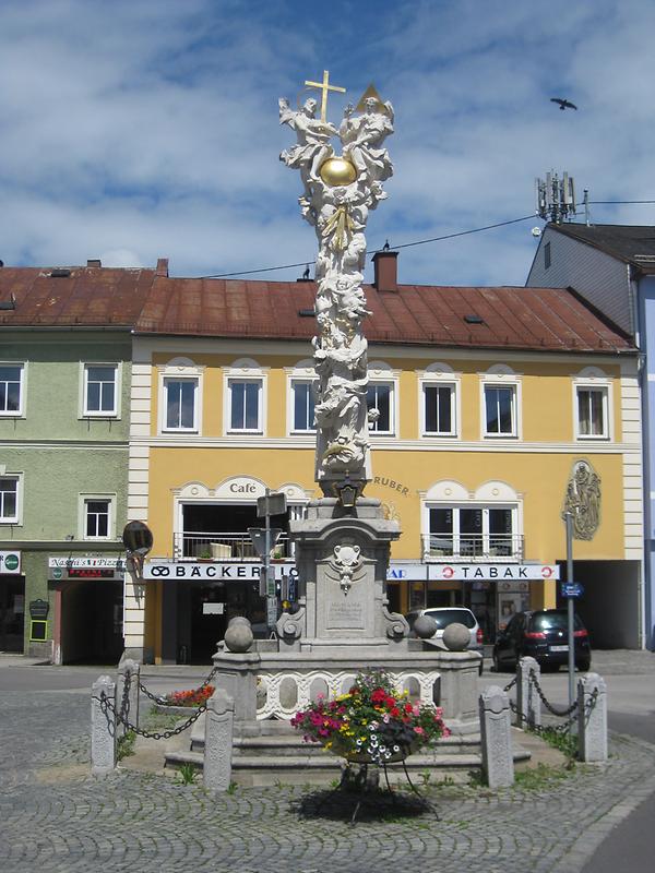 Hauptplatz, Dreifaltigkeitssäule