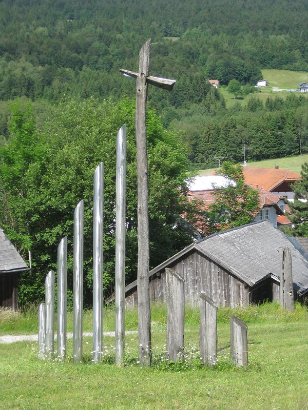 Skulptur neben Kirche