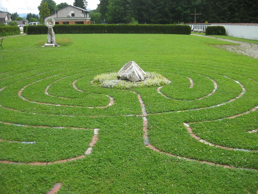 Labyrinth neben Kirche