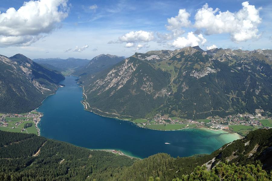 Achensee/Tirol von Süden, rechts Maurach mit dem Zufluss des Wankratzbachs in den See, links Pertisau, hinten Achenkirch, mittig Rofangebirge mit dem Klobenjoch direkt oberhalb des Seeufers.