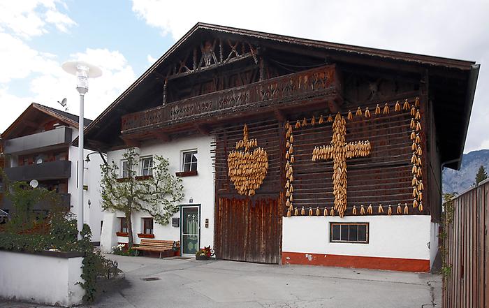 Traditionell geschmücktes Bauernhaus