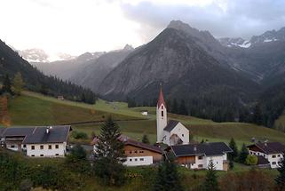 Kirche und Berge
