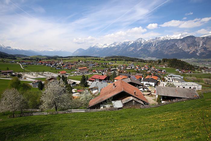 Blick auf Tulfes mit Glungezerbahn