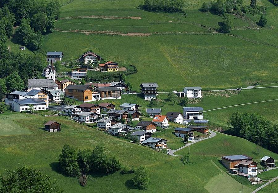 Blick von Raggal hinüber auf Blons im großen Walsertal