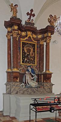 Altar an der Südseite mit Gnadenbild der 'Maria von Tschenstochau'