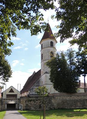 Stadtpfarrkirche, davor die Befestigungsanlage der Stadt