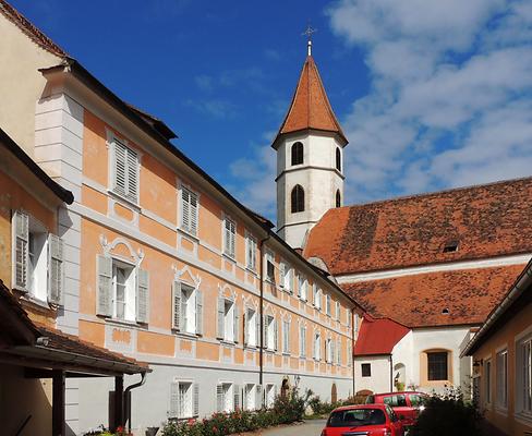 Dechanthof mit Kirche