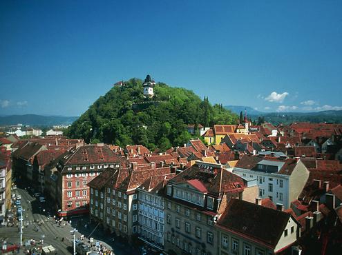 Altstadt, Blick auf Schloßberg mit Uhrturm