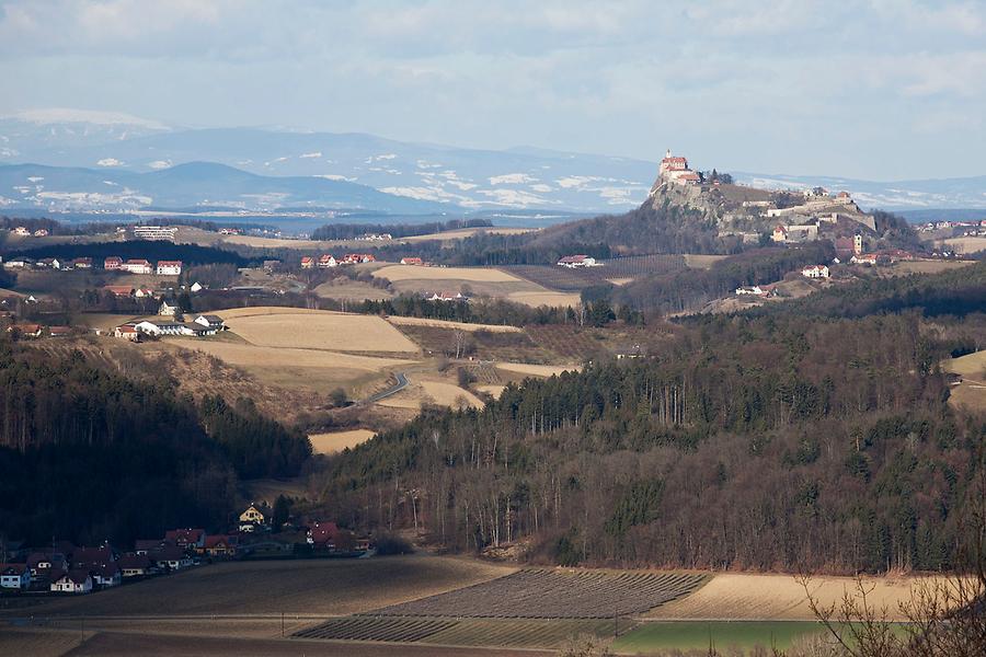 Blick zur Riegersburg vom Steinberg bei Mühldorf