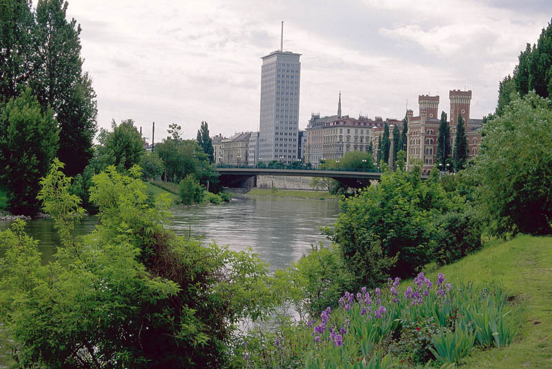 Donaukanal mit Ringturm