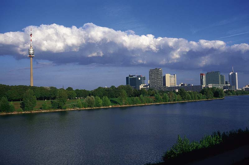 Neue Donau mit Blick auf Donauturm und Uno-City