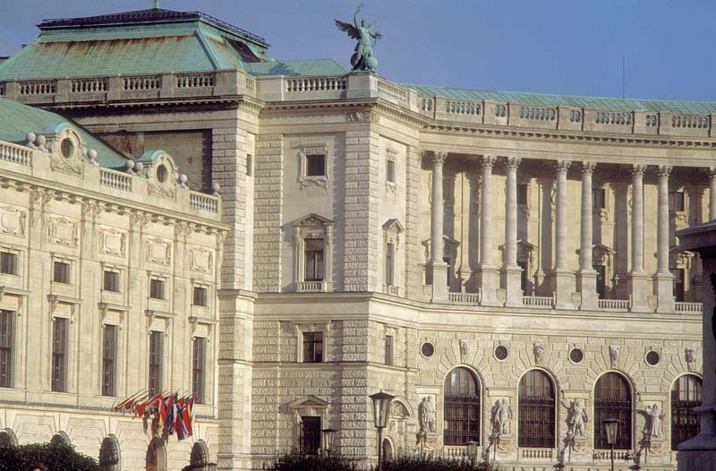 Neue Hofburg - Eingang zum Kongresszentrum - Heldenplatz