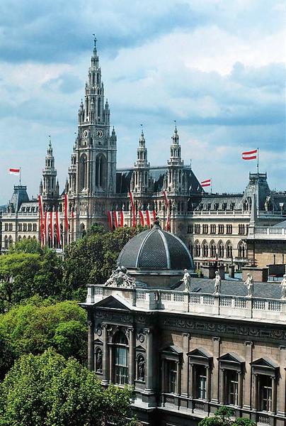 Rathaus - im Vordergrund Universität