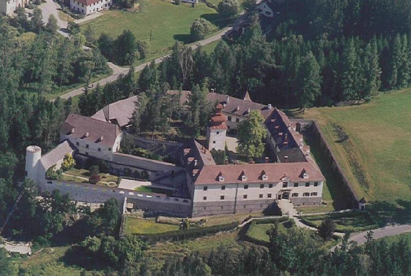 Luftaufnahme vom Schloss Reichenthal Oberösterreich Bilder im