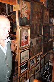 Franz Strick bei seiner Bildersammlung