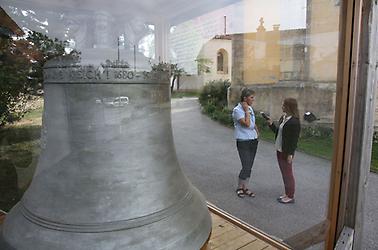 Christa Schillinger vor der Glocke, © Austria-Forum