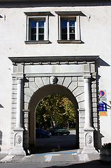 Schloss Porcia, Tor zum Gendarmerie-Hof, Aus: Wikicommons 