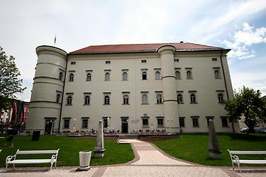 Schloss Porcia, Westansicht, Foto: JJ55. Aus: WikiCommons unter CC 