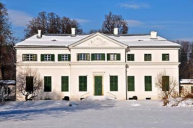 Südansicht im Winter von Schloss Rosegg, Foto: Johann Jaritz. Aus WikiCommons unter CC 