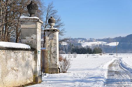 Südeinfahrt von Schloss Rosegg, Foto: Johann Jaritz. Aus WikiCommons unter CC 