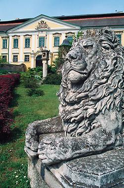 Schloß Gobelsburg Niederösterreich Weingut des Stiftes Zwettl 1725 neu gebaut seit 1740 Weingut im Vordergrund Steinlöwe an der Auffahrt. Photographiert von Gerhard Trumler 2000., © IMAGNO/Gerhard Trumler