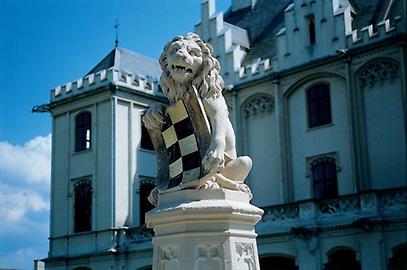 Steinerner Löwe als Wappenhalter im Schlosspark von Grafenegg. Photographie. 2000., © IMAGNO/Gerhard Trumler