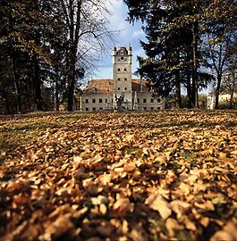 Schloss Greillenstein mit Wiese volle Laub umgeben von Bäumen. Österreich. Photographie. Um 2004., © IMAGNO/Gerhard Trumler