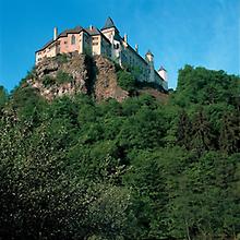 Schloss Rosenburg Niederösterreich Das Renaissance-Schloss (16/17. Jh.) auf dem nach drei Seiten zum Kamptal abfallenden Burgfelsen. Photographie., © IMAGNO/Gerhard Trumler