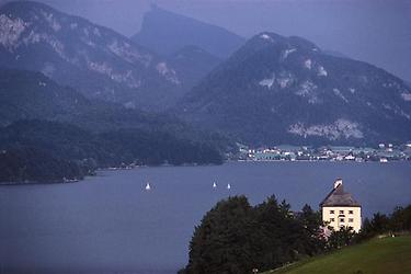 Das Schloss Fuschl und der Fuschlsee. Salzburg Österreich. Photographie um 1985., © IMAGNO/Oskar Anrather