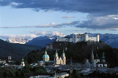 Salzburg. Im Vordergrund der Salzburger Dom im Hintergrund die Festung Hohensalzburg. Photographie. Um 2000., © IMAGNO/Lois Lammerhuber