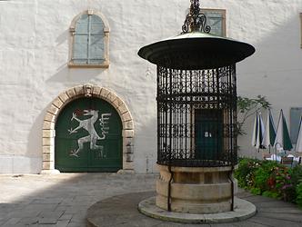 Graz Landhaushof mit Wappen und Brunnen