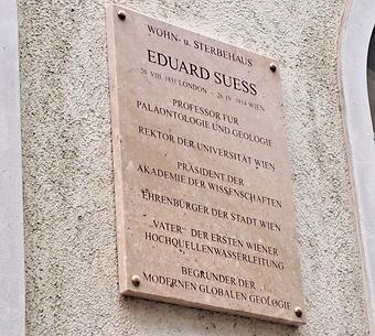 Die Gedenktafel für Eduard Sueß wurde am Freitag in der Afrikanergasse im 2. Bezirk enthüllt.