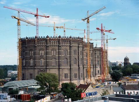 Hohe Kräne zeigten 1999 deutlich den bereits zurückliegenden Baubeginn. Ganz vorne links sieht man die entstehende U-Bahn-Station “Gasometer“ der Linie U3