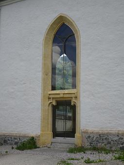 Blick von Nordwesten nach Südosten durch zwei der Fenster und zwei der Portale. Leider fehlen die Maßwerkgliederungen der Kapelle, die auf allen drei Seiten 1921 zerstört wurden