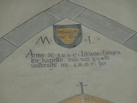 Eine der vielen Inschriften knapp unter dem Gewölbe: “Anno 1495 ist angefangen die kapelln und mit gwelb volbracht im 1497 Jar“