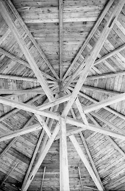 Der von einem älteren Göpelwerk stammende Dachstuhl gab dem Bau seine Form im 19. Jh. Im Zentrum des Dachstuhles laufen hier 16 Hölzer in einem Punkt zusammen