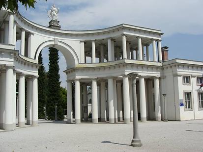 Eingang zum Friedhof Žale in Ljubljana