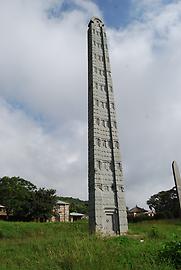 Süd- und Westfassade von Stele 2