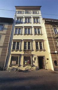 Die Nordfassade des ehemaligen Jesuiten-Gymnasiums in der Grazer Hofgasse.