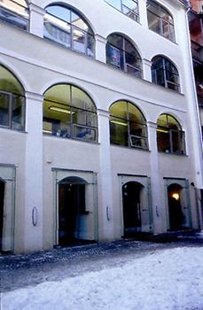 Durch die Freilegung der ursprünglichen Wnadöffnungen und die einheitliche Verglasung erhält der Innenhof wieder eine architektonische Qualiät., © Wiltraud Resch