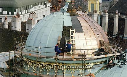 Wien, Hofburg, Kuppel: Dachdecker bei der Arbeit.