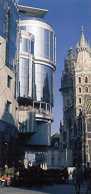 Das viel diskutierte Haas-Haus von Architekt Hans Hollein (1991) am Stock im Eisen-Platz und der Wiener Stephansdom.