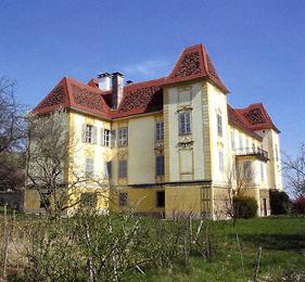 Süd- und Westseite des Schlosses Wildbach