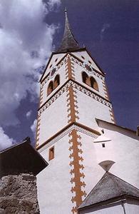 Kirche und Karner nach ihrer Sanierung Ende der 90er Jahre - von Südosten aus gesehen.