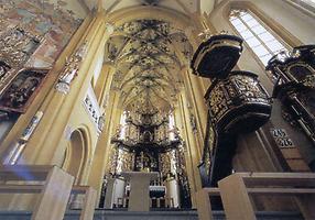 Der Chortrakt aus dem Hauptraum mit Wand- und Gewölbefresken sowie Altar und Predigerkanzel., © Hasso Hohmann