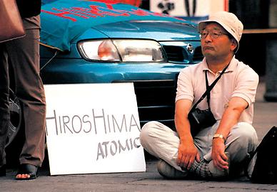 Protest-Aktion „Hiroshima und Nagasaki mahnen“ am Wiener Stephansplatz im Jahr 1998