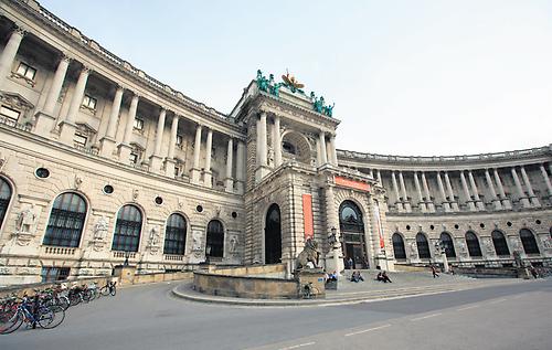 Unendliche Geschichte. Bis 2018 soll das „Haus der Geschichte“ am Heldenplatz fertig sein. Der Streit darüber, ob es überhaupt eine „Nationalgeschichte“ braucht, prägt auch die Debatte um den neuen Geschichtelehrplan., Foto: © APA / Hochmuth